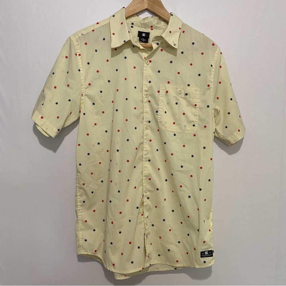 DC Skate Shirt Mens Medium Yellow Star Print Streetwear Casual Top Shortsleeve